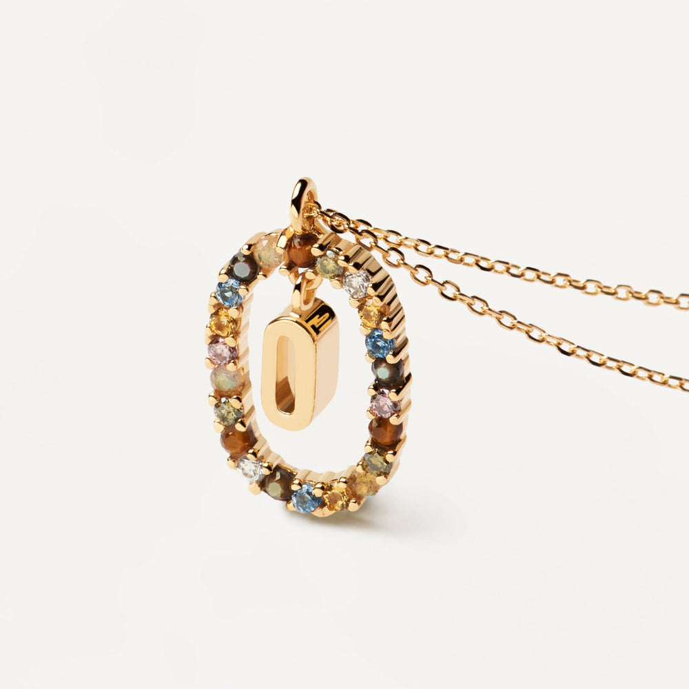 
                  
                    Collana con lettera O
                  
                