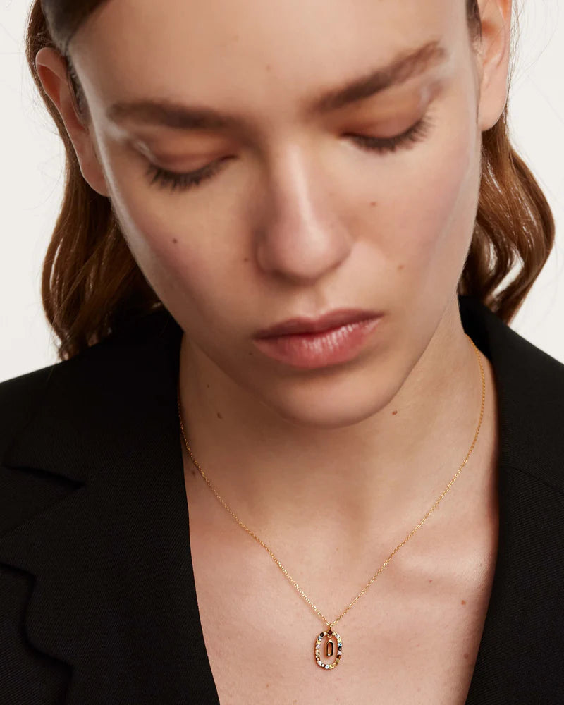 
                  
                    Collana con lettera O
                  
                