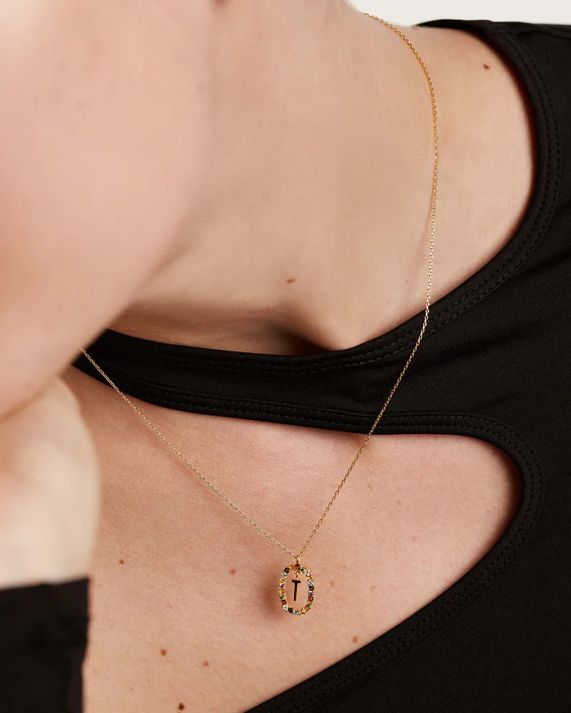 
                  
                    Collana con lettera T
                  
                