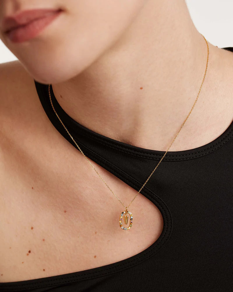 
                  
                    Collana con lettera V
                  
                