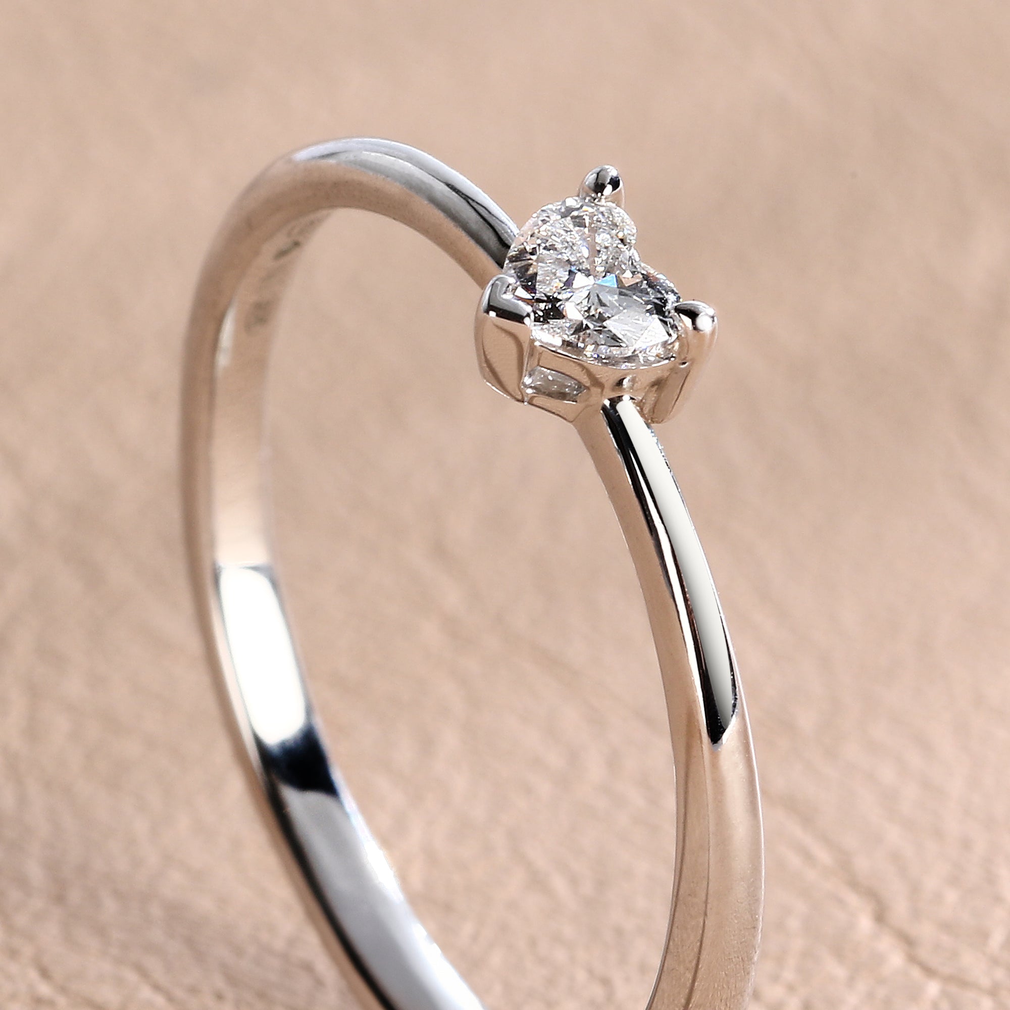 Anello con diamante